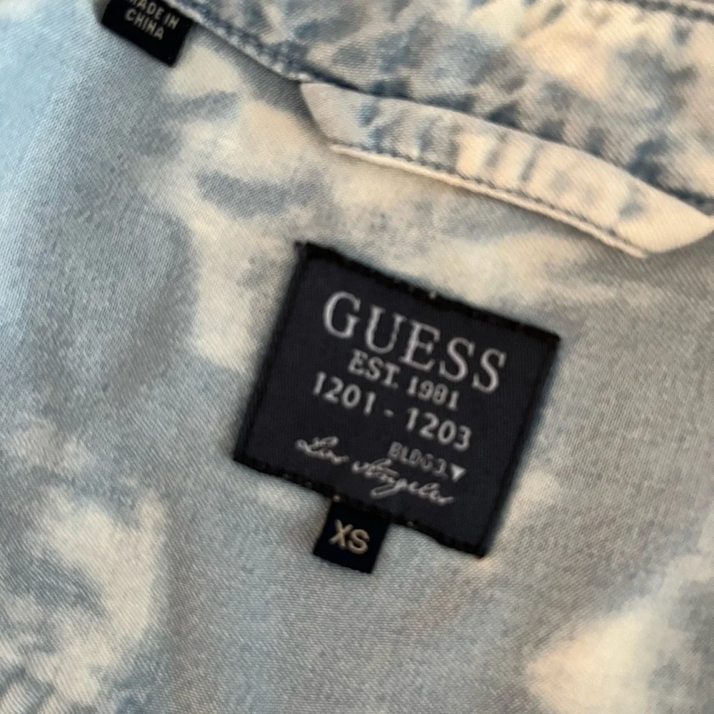 GUESS Acid Wash Denim Shirt Marbled Blue White 90s Grunge - Picture 2 of 9